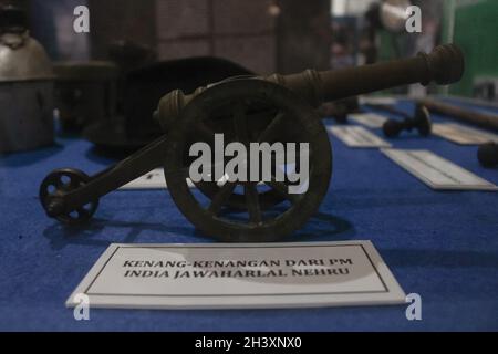 Palembang, Indonesien. Oktober 2021. Souvenir von der indischen Militärpolizei 'Jawaharlal Nehru' an AK Gani. (Foto von Muhammad Shahab/Pacific Press) Quelle: Pacific Press Media Production Corp./Alamy Live News Stockfoto