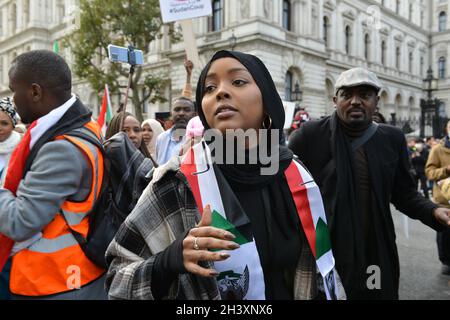 London, Großbritannien. Oktober 2021. Ein Protestler rief während der Demonstration Parolen: In London lebende Sudanesen versammelten sich in Whitehall, gegenüber der Downing Street, um gegen den Militärputsch im Sudan zu protestieren. Diese Woche löste der Putschführer General Abdel Fattah Burhan die Zivilherrschaft auf, verhaftete politische Führer und rief den Ausnahmezustand aus. (Foto von Thomas Krych/SOPA Images/Sipa USA) Quelle: SIPA USA/Alamy Live News Stockfoto