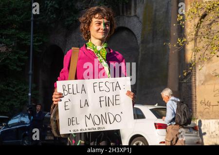 Roma, Italien. Oktober 2021. Demonstranten zeigen Plakate gegen die G20 während der Demonstration in Rom (Foto: Matteo Nardone/Pacific Press) Quelle: Pacific Press Media Production Corp./Alamy Live News Stockfoto