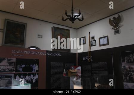 Palembang, Indonesien. Oktober 2021. In der Ecke des Raumes vom AK Gani Museum befinden sich Gemälde und Symbole des indonesischen Staates. (Foto von Muhammad Shahab/Pacific Press) Quelle: Pacific Press Media Production Corp./Alamy Live News Stockfoto