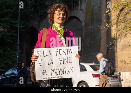 Roma, Italien. Oktober 2021. Demonstranten zeigen Plakate gegen die G20 während der Demonstration in Rom (Foto: Matteo Nardone/Pacific Press) Quelle: Pacific Press Media Production Corp./Alamy Live News Stockfoto