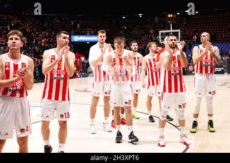 Mailand, Italien. Oktober 2021. Die Spieler von Crvena Zvezda MTS Belgrad begrüßen die Fans am Ende des Basketballspiels Armani Milan gegen Crvena Zvezda Begrade während der Runde 7 der EuroLeague 2021-2022, Mediolanum Forum. (Foto: Fabrizio Andrea Bertani/Pacific Press) Quelle: Pacific Press Media Production Corp./Alamy Live News Stockfoto