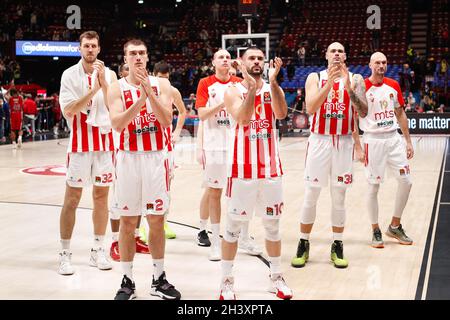 Mailand, Italien. Oktober 2021. Die Spieler von Crvena Zvezda MTS Belgrad begrüßen die Fans am Ende des Basketballspiels Armani Milan gegen Crvena Zvezda Begrade während der Runde 7 der EuroLeague 2021-2022, Mediolanum Forum. (Foto: Fabrizio Andrea Bertani/Pacific Press) Quelle: Pacific Press Media Production Corp./Alamy Live News Stockfoto