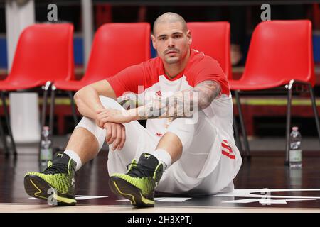 Mailand, Italien. Oktober 2021. Maik Zirbes (Crvena Zvezda Mitte) während des Basketballspiels Armani Milan gegen Crvena Zvezda Begrade in der Runde 7 der EuroLeague 2021-2022, Mediolanum Forum. (Foto: Fabrizio Andrea Bertani/Pacific Press) Quelle: Pacific Press Media Production Corp./Alamy Live News Stockfoto