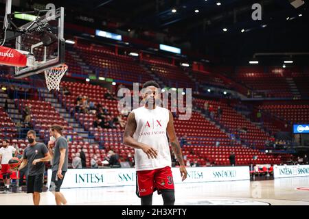 Mailand, Italien. Oktober 2021. Troy Daniels (Armani-Garde) während des Basketballspiels Armani Milan gegen Crvena Zvezda Begrade in der Runde 7 der EuroLeague 2021-2022, Mediolanum Forum. (Foto: Fabrizio Andrea Bertani/Pacific Press) Quelle: Pacific Press Media Production Corp./Alamy Live News Stockfoto