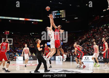 Mailand, Italien. Oktober 2021. Kyle Hines (Mitte Armani) und während des Basketballspiels Armani Milan gegen Crvena Zvezda Begrade während der Runde 7 der EuroLeague 2021-2022, Mediolanum Forum. (Foto: Fabrizio Andrea Bertani/Pacific Press) Quelle: Pacific Press Media Production Corp./Alamy Live News Stockfoto