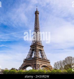 Eiffelturm in Paris Frankreich gegen den blauen Himmel mit Wolken. April 2019 Stockfoto