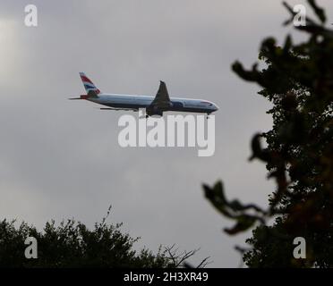 Low Fly British Airways Boeing 777 Passagierjet G-STBI auf Endanflug zum Flughafen Heathrow London England UK an einem späten Herbstnachmittag Stockfoto