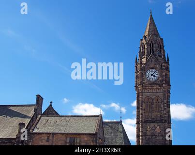 Der hohe Uhrenturm des historischen rochdale-Rathauses aus dem 19. Jahrhundert in lancashire mit blauem Sommerhimmel und weißen Wolken Stockfoto