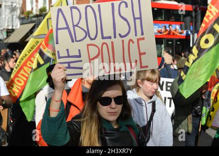 Ein Protestler hält während der Demonstration vor der Downing Street ein Plakat mit der Aufschrift „die Polizei abschaffen“. Stockfoto