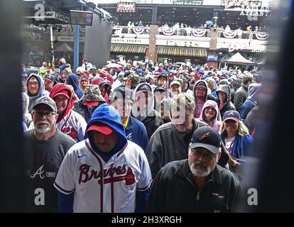 Atlanta, Usa. Oktober 2021. Fans warten vor den Toren, um am Samstag, den 30. Oktober 2021 in Atlanta, Georgia, an den Houston Astros-Atlanta Braves für Spiel vier der MLB World Series im Truist Park teilzunehmen. Atlanta führt Houston 2-1 in der World Series an. Foto von David Tulis/UPI Credit: UPI/Alamy Live News Stockfoto