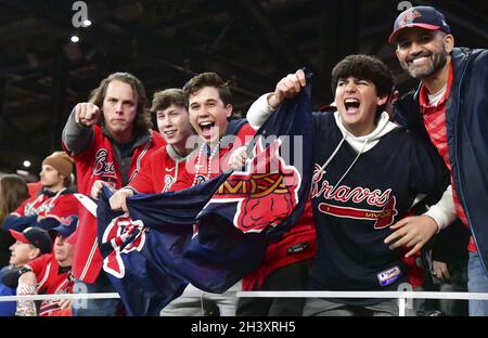 Atlanta, Usa. Oktober 2021. Fans jubeln einmal im Ballpark für das Houston Astros-Atlanta Braves-Spiel vier in der MLB World Series im Truist Park am Samstag, 30. Oktober 2021 in Atlanta, Georgia. Atlanta führt Houston 2-1 in der World Series an. Foto von David Tulis/UPI Credit: UPI/Alamy Live News Stockfoto