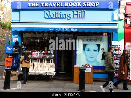 Außenansicht des Travel Book Shop, jetzt ein Souvenirladen, der im Film Notting Hill London England UK mit Passanten berühmt wurde Stockfoto