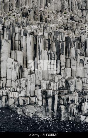 Nahaufnahme der Textur von Basaltsteinen am Strand von Vik, Island. Stockfoto