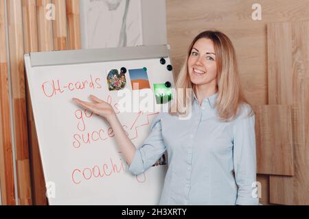 Frau Coach Coaching mit OH-Karten Indoor-Training Psychologie Stockfoto