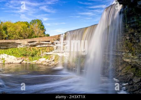 Blick auf den malerischen Jagala Wasserfall im Norden Estlands Stockfoto