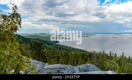 Panoramablick auf den Pielina-See und die Inseln im Koli-Nationalpark in Finnland Stockfoto