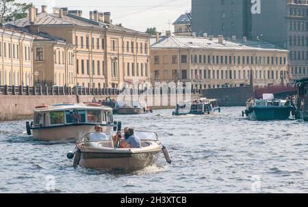 Boote auf Kanal in St. Petersburg, Russland Stockfoto