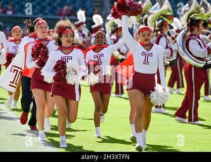 Philadelphia, Pennsylvania, USA. Oktober 2021. 30. Oktober 2021, Philadelphia PA- Temple Cheerleader laufen auf das Feld des Lincoln Financial Field PA (Bildquelle: © Ricky Fitchett/ZUMA Press Wire) Stockfoto