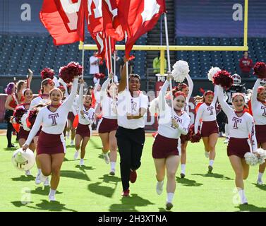 Philadelphia, Pennsylvania, USA. Oktober 2021. 30. Oktober 2021, Philadelphia PA- Temple's Cheerleader laufen auf das Feld bei Lincoln Financial Field PA (Foto: © Ricky Fitchett/ZUMA Press Wire) Stockfoto