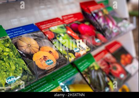 Sioux Falls, South Dakota - 5.2021: Reihe von Samenpaketen zum Verkauf im Frühjahr in einem Gartencenter Stockfoto