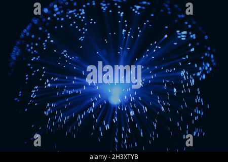 Blaue abstrakte Partikel und Linien mit Bokeh und Unschärfe im dunklen Hintergrund Stockfoto