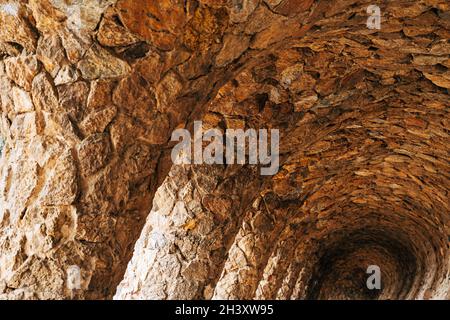 Barcelona, Spanien - 15. Dezember 2019: Spaziergassen im Park Güell, Barcelona, Spanien. Stockfoto