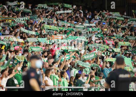 Sevilla, Sevilla, Spanien. Oktober 2021. Fans von Real Betis beim La Liga Santader Spiel zwischen Real Betis und Valencia CF in Benito Villamarin in Sevilla, Spanien, am 27. Oktober 2021. (Bild: © Jose Luis Contreras/DAX via ZUMA Press Wire) Stockfoto