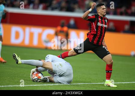 Leverkusen, Deutschland. Oktober 2021. Koen Casteels aus Wolfsburg beim Bundesliga-Fußballspiel zwischen Bayer Leverkusen und Wolfsburg im BayArena-Stadion in Leverkusen im Einsatz (Endstand; Bayer Leverkusen 0:2 Wolfsburg) (Foto von Osama Faisal/SOPA Images/Sipa USA) Quelle: SIPA USA/Alamy Live News Stockfoto