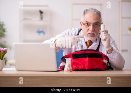 Alter männlicher Arzt im erste-Hilfe-Konzept Stockfoto