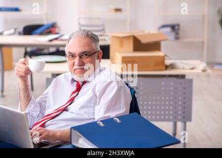 Alter männlicher Mitarbeiter im Bewegungskonzept Stockfoto