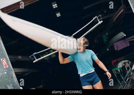 Sportsman Single Scull man Ruderer bereiten sich auf den Wettbewerb mit dem Boot Stockfoto