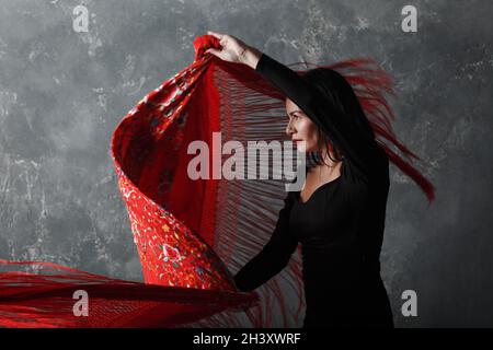 Junge Erwachsene spanierin tanzt Flamenco auf grauem Vintage-Hintergrund Stockfoto