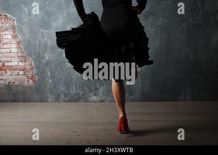 Junge Erwachsene spanierin tanzt Flamenco auf grauem Vintage-Hintergrund Stockfoto