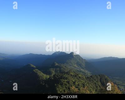 Urlaub mit schönem Himmel auf dem Gipfel des Tugu Mountain in Pekalongan, Indonesien. Stockfoto
