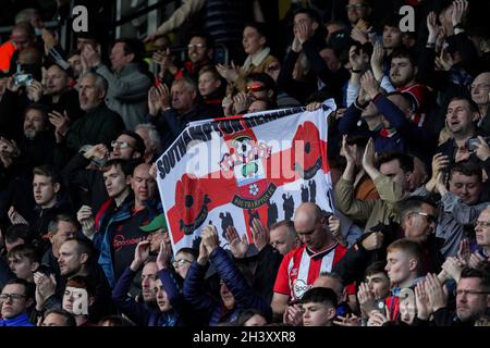 Watford, Großbritannien. Oktober 2021. Southampton Fans in Watford, Vereinigtes Königreich am 10/30/2021. (Foto von Richard Washbrooke/News Images/Sipa USA) Quelle: SIPA USA/Alamy Live News Stockfoto