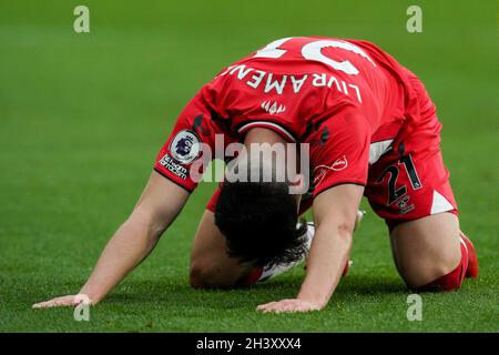 Watford, Großbritannien. Oktober 2021. Tino Livramento #21 von Southampton in Watford, Vereinigtes Königreich am 10/30/2021. (Foto von Richard Washbrooke/News Images/Sipa USA) Quelle: SIPA USA/Alamy Live News Stockfoto