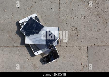 Defekter Bildschirm Handy liegt auf dem Boden. Stockfoto