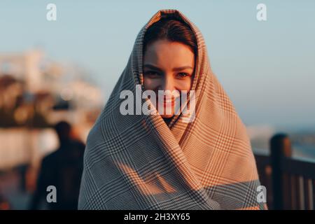 Junge Frau in einem Kopftuch lustiges Porträt Stockfoto