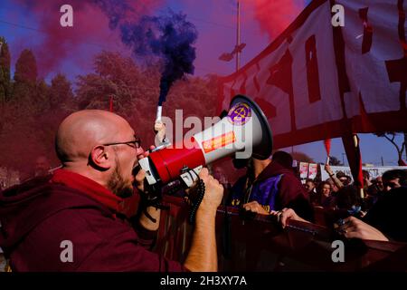 Rom, Italien. Oktober 2021. Menschen demonstrieren während des G20-Gipfels in Rom, Italien, am 30. Oktober 2021. Kredit: ALEXANDROS MICHAILIDIS/Alamy Live Nachrichten Stockfoto