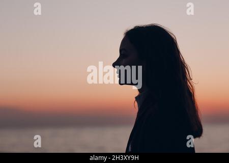 Junge schöne Frau Profil Silhouette Porträt bei Sonnenuntergang. Stockfoto