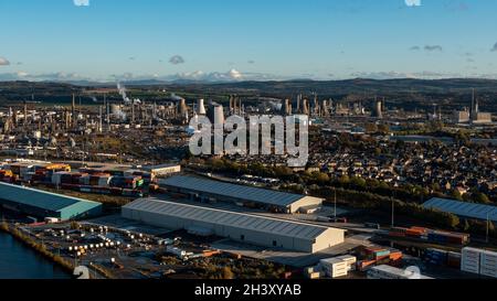 Grangemouth, Schottland, Großbritannien. Oktober 2021. IM BILD: Luftdrohnenaufnahme der Ölraffinerie Ineos Grangemouth am Tag vor Beginn der COP26-Klimakonferenz in Glasgow. Am Vorabend des Klimagipfels, auf dem Greta Thunburg in Glasgow bis zum märz in der Woche Fuß setzte, um die Staats- und Regierungschefs der Welt dazu zu bringen, die Emissionen zu senken und die Verwendung fossiler Brennstoffe einzustellen, von denen eine direkte Bedrohung für die Geschäfte der Grangemouth Oil Refinery ist. Quelle: Colin Fisher/Alamy Live News Stockfoto