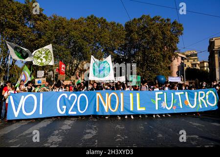 Rom, Italien. Oktober 2021. Menschen demonstrieren während des G20-Gipfels in Rom, Italien, am 30. Oktober 2021. Kredit: ALEXANDROS MICHAILIDIS/Alamy Live Nachrichten Stockfoto