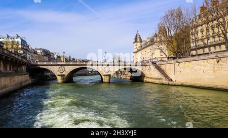 Brücke Pont Saint-Michel über die seine und wunderschöne historische Gebäude von Paris Frankreich. April 2019 Stockfoto