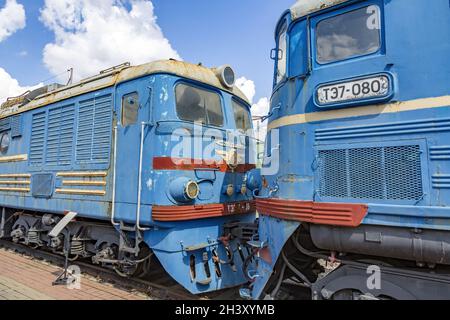 Retro-Elektrolokomotive des letzten Jahrhunderts im Freilichtmuseum für Schienenfahrzeuge. Moskau Stockfoto