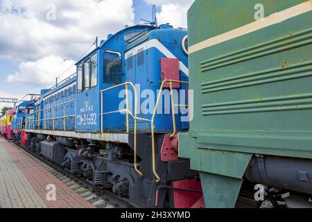 Retro-Elektrolokomotive des letzten Jahrhunderts im Freilichtmuseum für Schienenfahrzeuge. Moskau Stockfoto