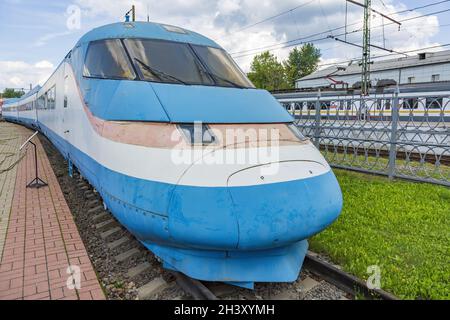 Retro-Elektrolokomotive des letzten Jahrhunderts im Freilichtmuseum für Schienenfahrzeuge. Moskau Stockfoto