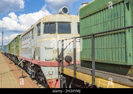 Retro-Elektrolokomotive des letzten Jahrhunderts im Freilichtmuseum für Schienenfahrzeuge. Moskau Stockfoto