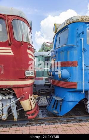 Retro-Elektrolokomotive des letzten Jahrhunderts im Freilichtmuseum für Schienenfahrzeuge. Moskau Stockfoto