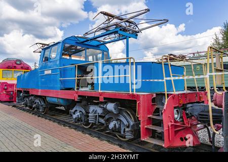 Retro-Elektrolokomotive des letzten Jahrhunderts im Freilichtmuseum für Schienenfahrzeuge. Moskau Stockfoto